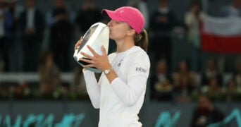 Iga Swiatek with the 2024 Madrid Open trophy