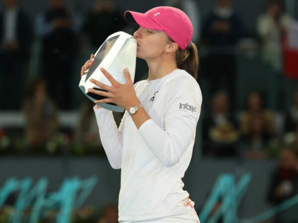 Iga Swiatek with the 2024 Madrid Open trophy