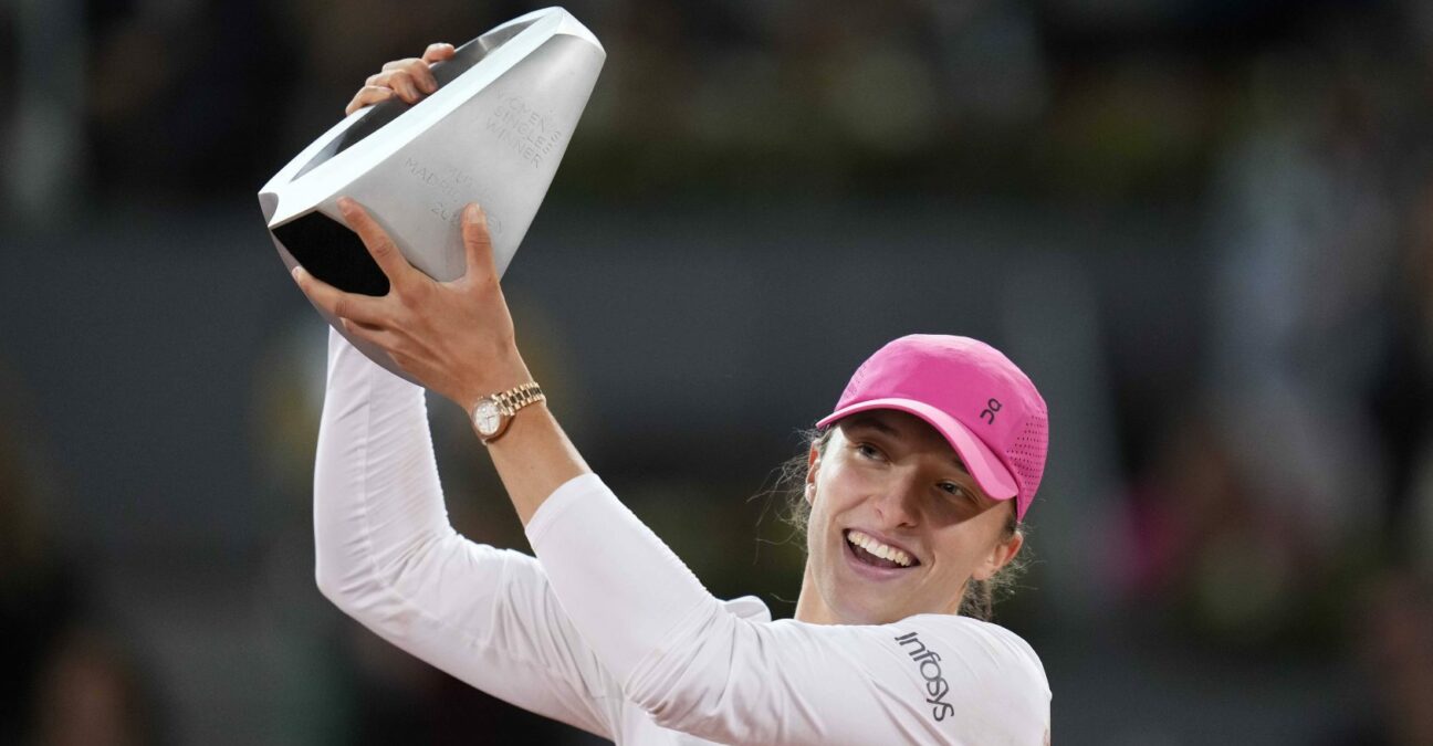 Iga Swiatek lifts the 2024 Madrid Open trophy