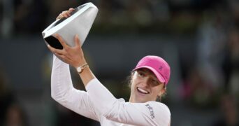 Iga Swiatek lifts the 2024 Madrid Open trophy